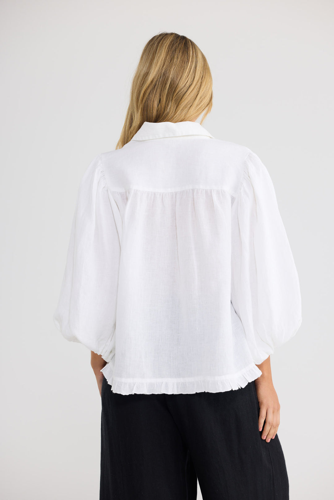 Alina Shirt in White Linen with a collared neckline.